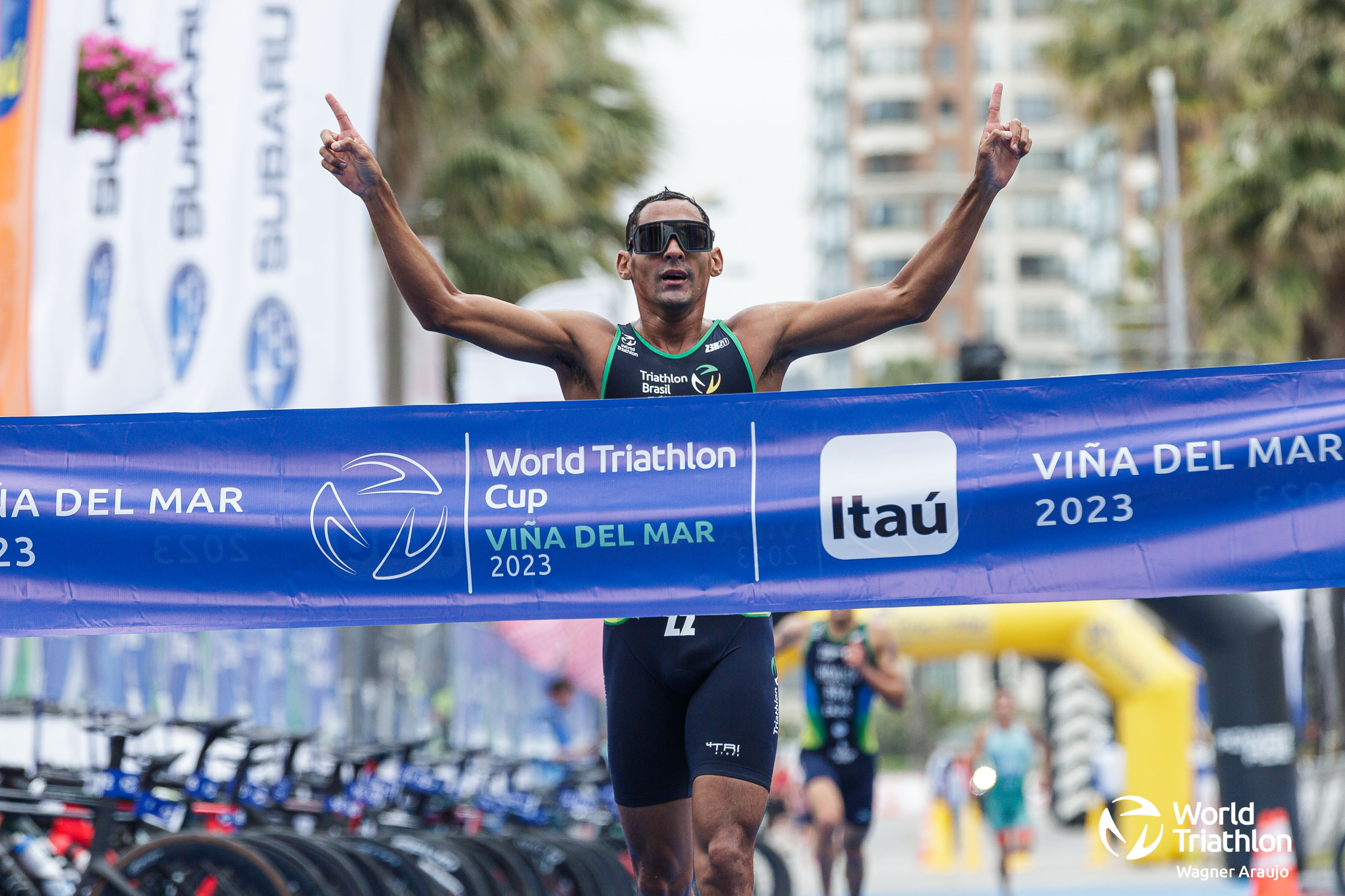 Manoel Messias leads a one-two for Brazil at the Vina del mar World Cup •  World Triathlon